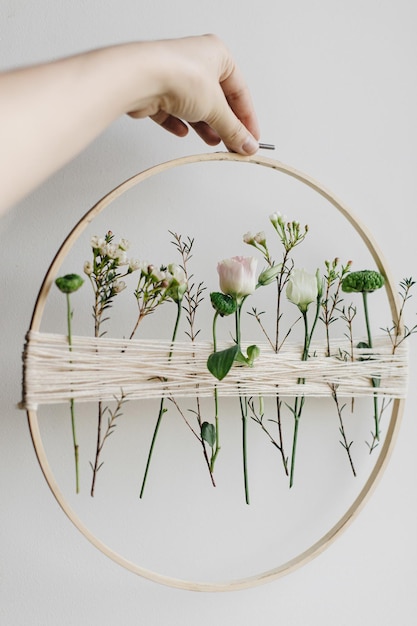 haft ręczny na lnianej tkaninie